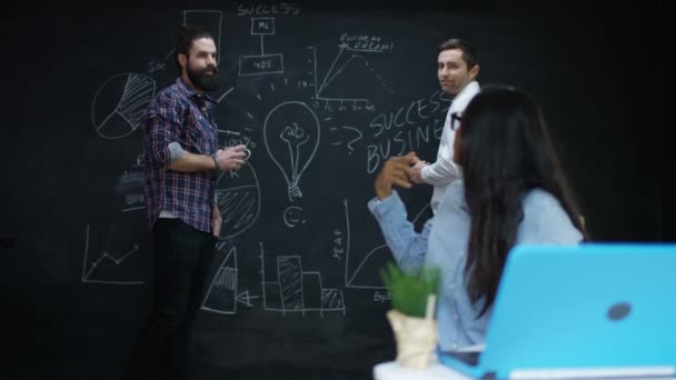 Grupo Empresarial Joven Emprendedor Que Trabaja Hace Una Lluvia Ideas — Vídeos de Stock