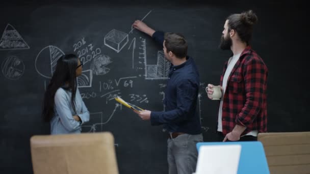 Equipe Young Empresa Startup Trabalhando Conjunto Discutindo Plano Negócios — Vídeo de Stock