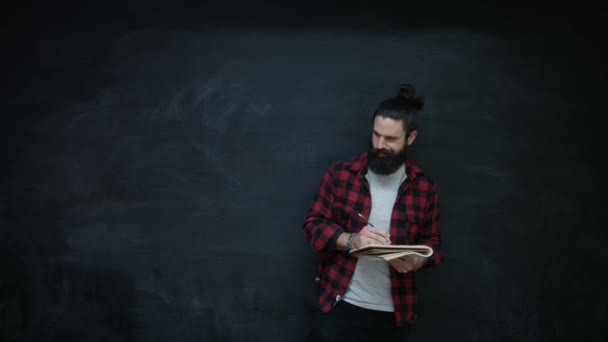 Pensando Hipster Uomo Scrittura Notebook Sfondo Lavagna — Video Stock