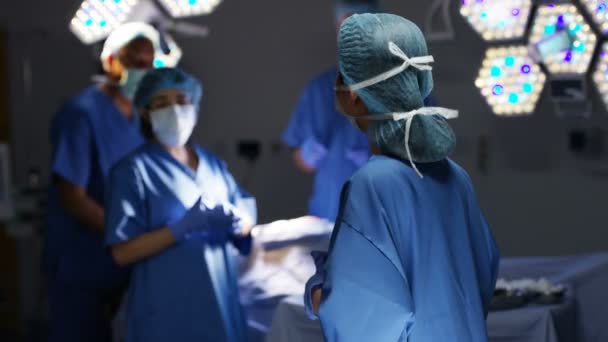 与同事站在一起的手术室女性外科医生肖像 — 图库视频影像
