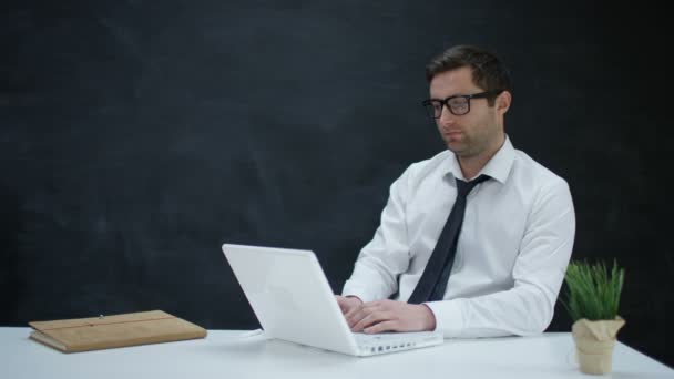 Peinzende Zakenman Die Laptop Met Schoolbord Achtergrond Werkt — Stockvideo