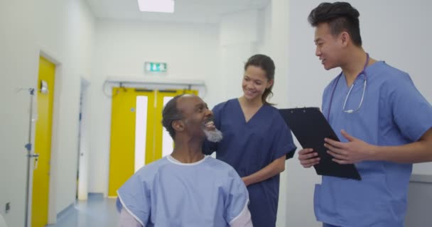 Personnel Médical Amical Prenant Soin Des Patients Dans Hôpital Moderne — Video