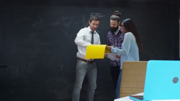 Período Tiempo Del Grupo Empresarial Joven Trabajando Juntos Haciendo Una — Vídeo de stock