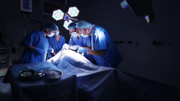 Cerrahlar Bir Hastanın Operasyonu Tiyatro Işletim Ekibi — Stok video