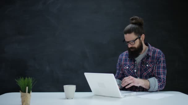 Homem Com Laptop Escrevendo Ideias Estragando Papel Jogando Câmera — Vídeo de Stock