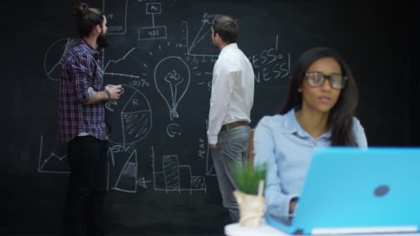 Grupo Empresarial Joven Emprendedor Que Trabaja Hace Una Lluvia Ideas — Vídeo de stock