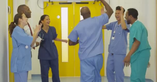 楽しい混合民族医療チームを病院の廊下でダンス — ストック動画