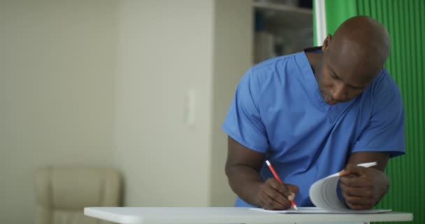 Caring Sjukvårdsarbetare Sjukhuset Bistå Äldre Man Kryckor — Stockvideo