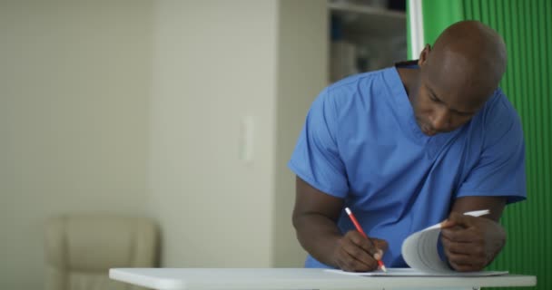 Cuidar Trabalhadores Médicos Hospital Assistindo Homem Idoso Muletas — Vídeo de Stock