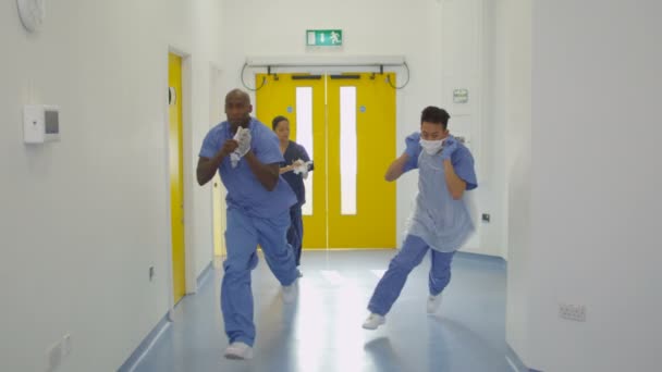 Trabajadores Médicos Corriendo Pasillo Para Operación Quirúrgica — Vídeo de stock
