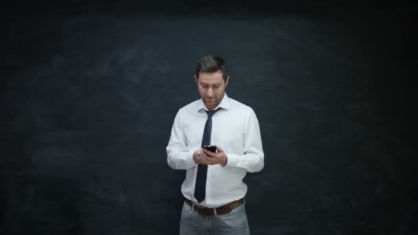 Hombre Negocios Sonriente Usando Teléfono Inteligente Mirando Hacia Lado Hacia — Vídeo de stock