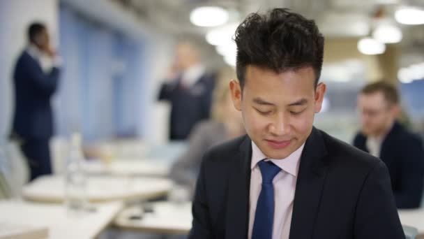 Retrato Hombre Negocios Corporativo Sonriente Con Colegas Trabajando Segundo Plano — Vídeo de stock