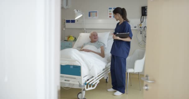 Trabajador Médico Hospital Hablando Con Paciente Anciano Cuando Hija Visita — Vídeos de Stock