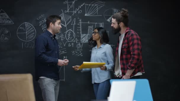 Unga Professionella Team Startup Företag Diskuterar Affärsplan — Stockvideo