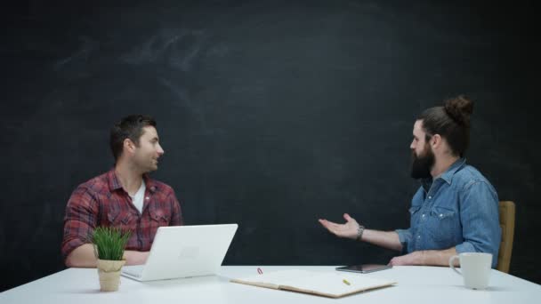 Příležitostné Podnikatelé Pracující Pomocí Technologie Při Pohledu Tabuli Pozadí — Stock video