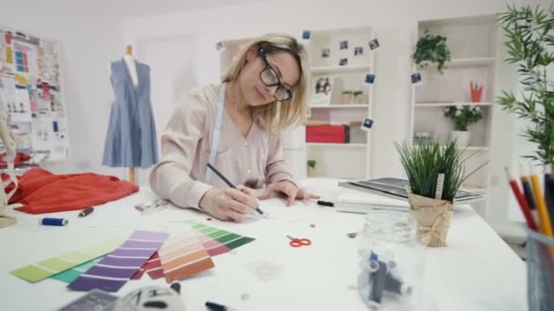 Fashion Designer Arbetar Vid Sitt Skrivbord Creative Studio — Stockvideo