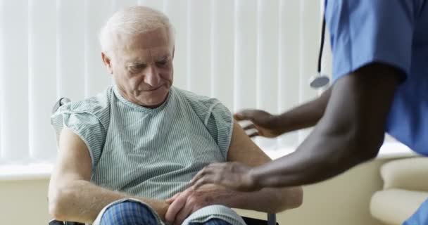 Caring Medisch Werker Spreken Woorden Van Troost Voor Bejaarde Man — Stockvideo