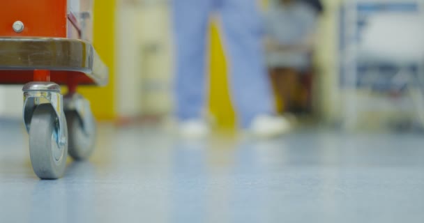 Verschwommene Ansicht Von Krankenhauspersonal Und Patienten Geschäftigen Modernen Krankenhäusern — Stockvideo