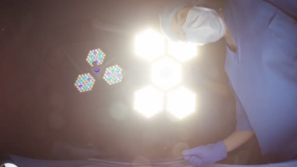 Cirujanos Que Comunican Con Paciente Quirófano Vistos Desde Paciente Pov — Vídeo de stock