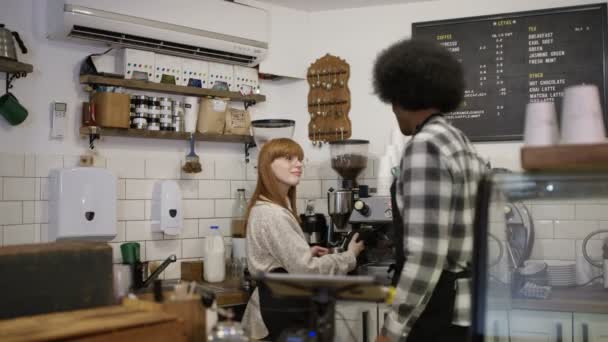 友好的微笑的工作者的肖像站在柜台后面的咖啡店 — 图库视频影像
