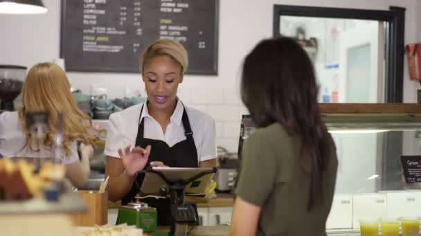 Vrolijke Werknemers Bedienen Van Klanten Stad Coffeeshop — Stockvideo