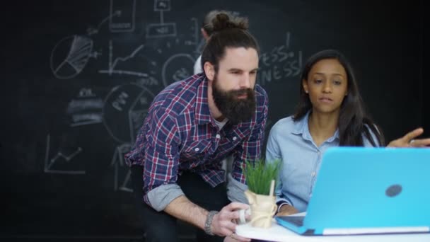 Groupe Jeunes Entrepreneurs Qui Travaillent Réfléchissent Dans Bureau Créatif — Video