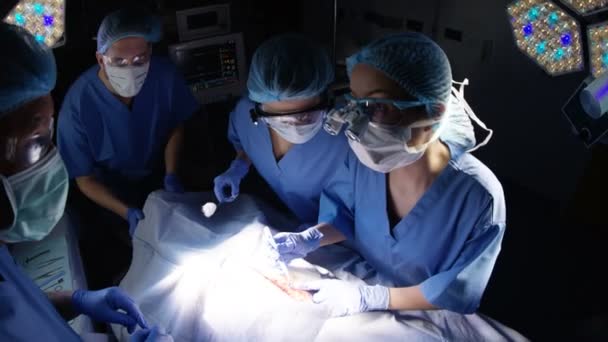 Hochwinkelaufnahme Des Chirurgenteams Das Einen Patienten Theater Operiert — Stockvideo