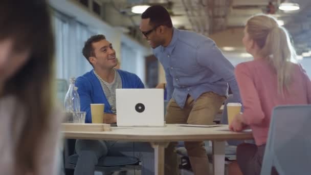 Takım Teknolojisi Ile Çalışan Modern Ofis Fikirleri Tartışmak — Stok video