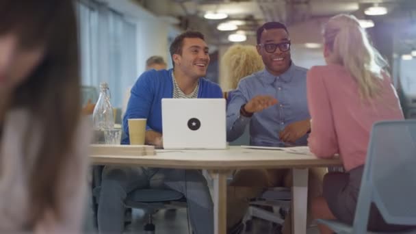 Бізнес Команда Працює Технологіями Обговорює Ідеї Сучасному Офісі — стокове відео