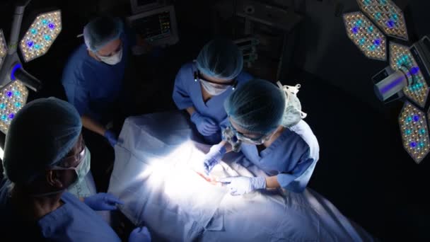 Vue Angle Élevé Équipe Chirurgiens Opérant Sur Patient Dans Théâtre — Video