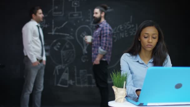 Ung Företagare Business Grupp Arbetar Och Brainstorming Kreativa Kontor — Stockvideo