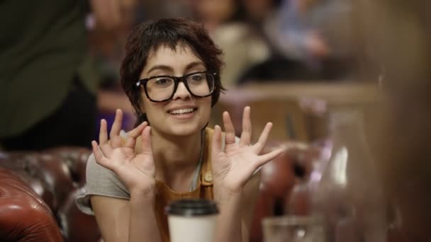 4K快乐嬉皮士女孩在城市咖啡店与朋友聊天和欢笑 — 图库视频影像