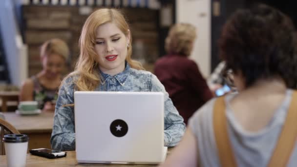 Şehir Kafe Sinde Sohbet Eden Teknolojiyi Kullanan Mutlu Genç Arkadaşlar — Stok video