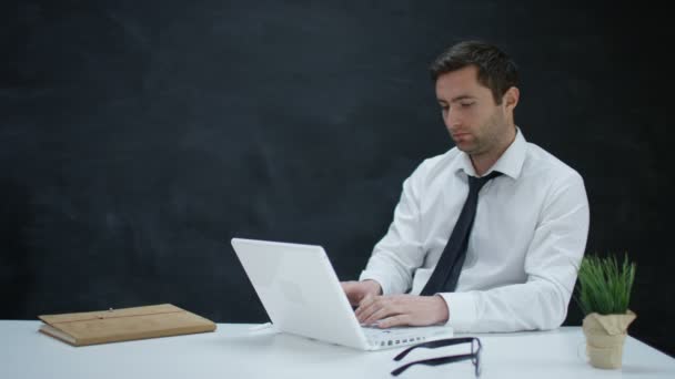 Empresário Pensativo Trabalhando Laptop Com Fundo Quadro Negro — Vídeo de Stock