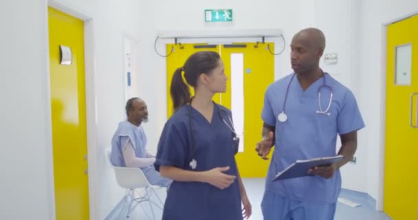 Collègues Joyeux Dans Hôpital Moderne Bavarder Comme Ils Marchent Travers — Video