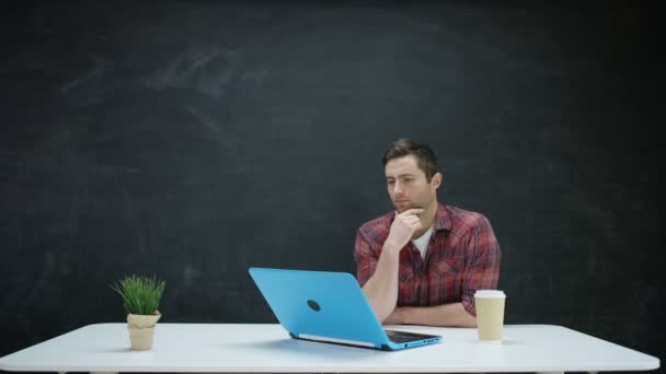 Man Die Laptop Werkt Zoek Naar Inspiratie Tegen Schoolbord Achtergrond — Stockvideo