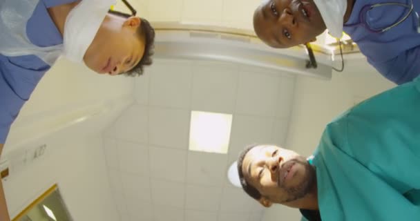 Ziekenhuis Noodtoestand Team Rush Een Patiënt Een Gurney Naar Operatiekamer — Stockvideo