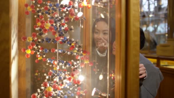 Mother Little Boy Science Museum Looking Dna Molecules Cabinet — Stock Video