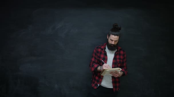 Pensando Hipster Uomo Scrittura Notebook Sfondo Lavagna — Video Stock