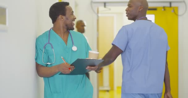 Medizinisches Personal Krankenhaus Begrüßt Kollegen Als Auf Dem Flur Steht — Stockvideo