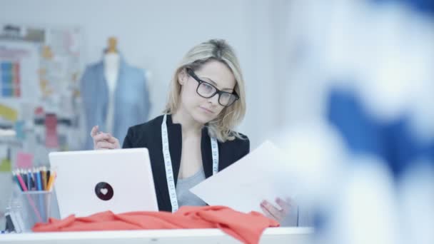 Naaister Het Werk Haar Atelier Werken Laptop Het Creëren Van — Stockvideo