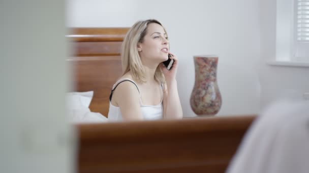 Ελκυστική Γυναίκα Χαλαρώνοντας Στο Υπνοδωμάτιο Και Μιλάμε Για Κινητό Τηλέφωνο — Αρχείο Βίντεο