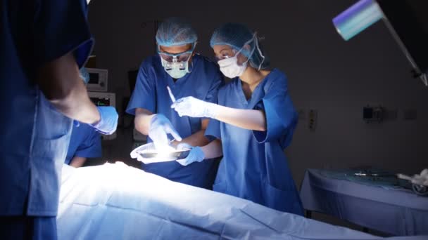 Équipe Chirurgiens Salle Opération Effectuant Une Opération Sur Patient — Video