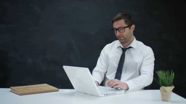 Πορτρέτο Του Χαμογελώντας Επιχειρηματίας Χρησιμοποιώντας Laptop Κενό Πίνακα Κιμωλίας Στο — Αρχείο Βίντεο