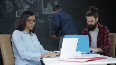 4 k başlangıç genç takımında şirket birlikte çalışma ve iş planı tartışıyor