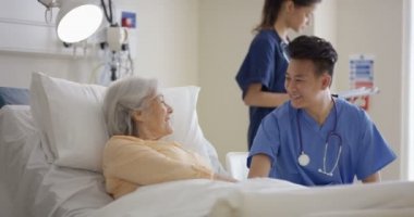 4 k bakım tıbbi işçiler onun başucu, Yaşlı Bayan konuşurken hastanede