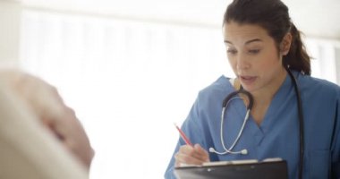 4k onun başucu yaşlı adam konuşurken samimi tıbbi işçi portresi