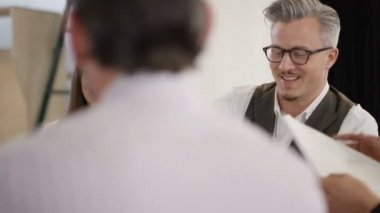 4 k mutlu rahat iş takım trendy ofisinde toplantıda beyin fırtınası.
