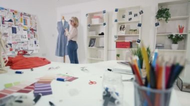 4 k moda tasarımcısı yaratıcı stüdyo masasında çalışan