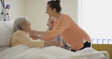 4 k üst düzey Bayan hastane odası, kocası ve kızı ziyaret etti ve onunla sohbet